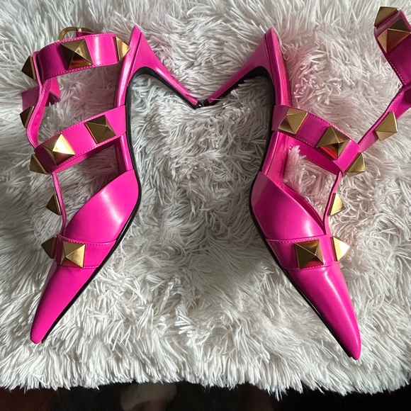 🌸Valentino Roman stud leather pumps 🌸 - Picture 3 of 7